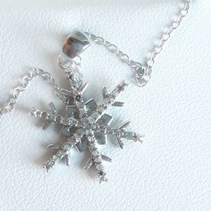 Victoria Townsend Snowflake pendant necklace
